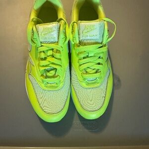 Nike Sneakers in Neon Yellow